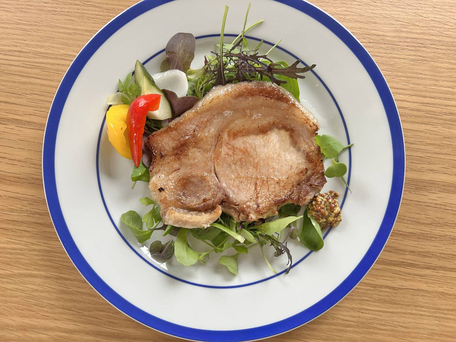料理写真：自家製ロースハムのソテー ピクルス添え